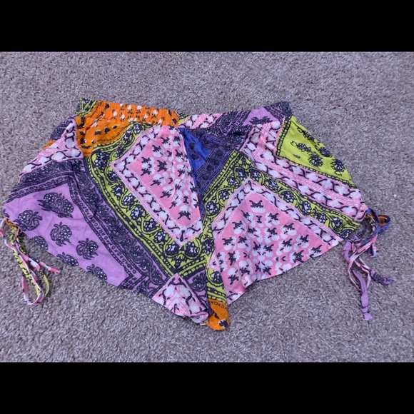 MinkPink colorful patchwork shorts, size M - Picture 5 of 6